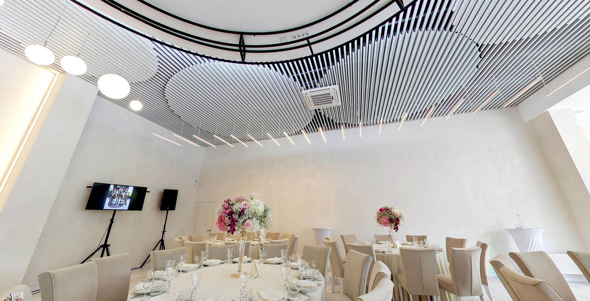 Об'ємна дизайнерська підвісна стеля з кубоподібної рейки Крафт у святковому залі ресторану