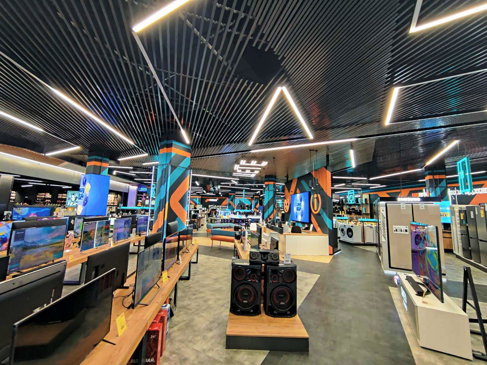 Дизайнерські підвісні стелі з кубоподібної рейки Крафт в ТЦ Епіцентр