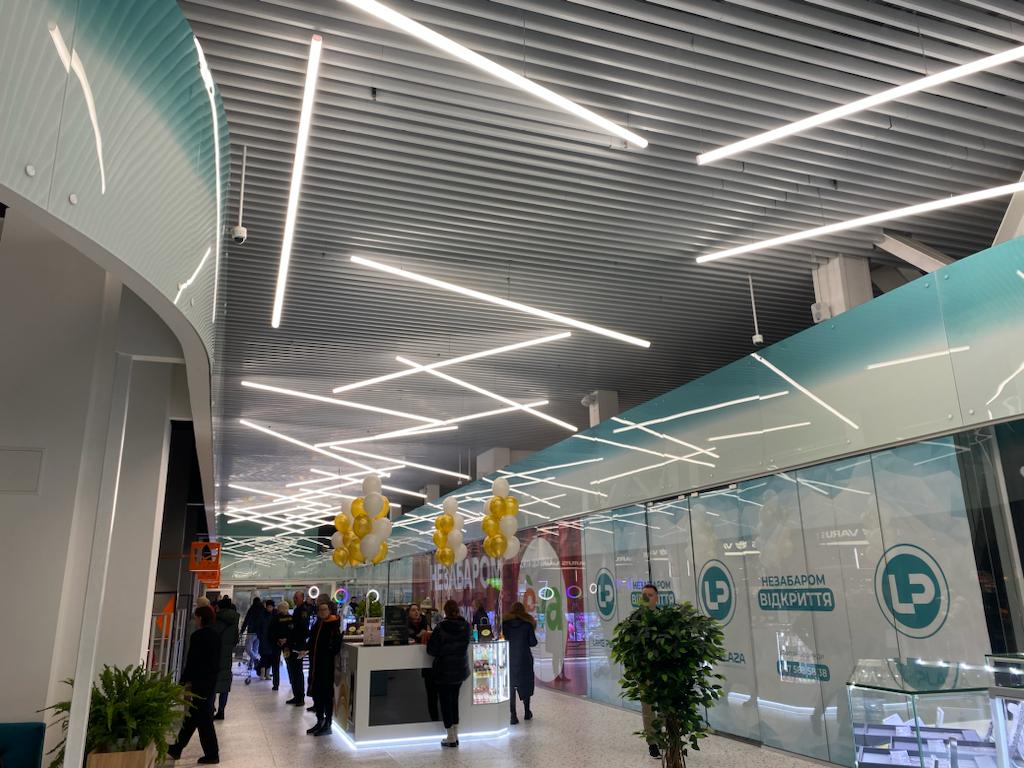 Cube-shaped suspended ceiling made of Kraft rail in shops and shopping centers 1