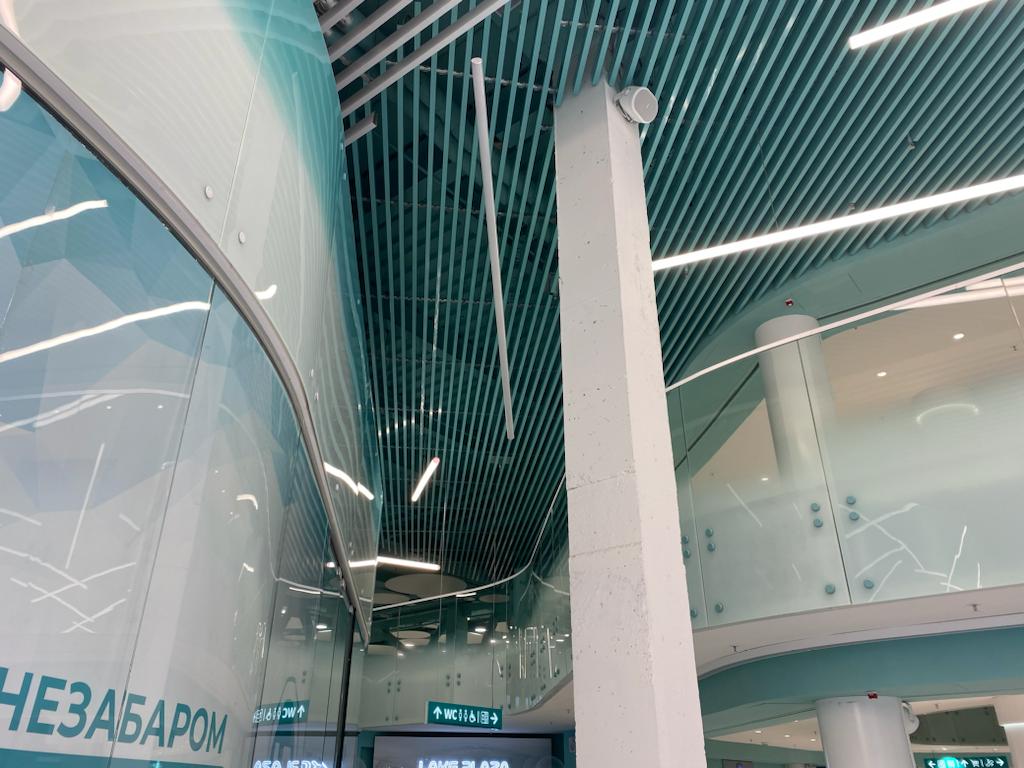 Cube-shaped suspended ceiling made of Kraft rail in shops and shopping centers 2