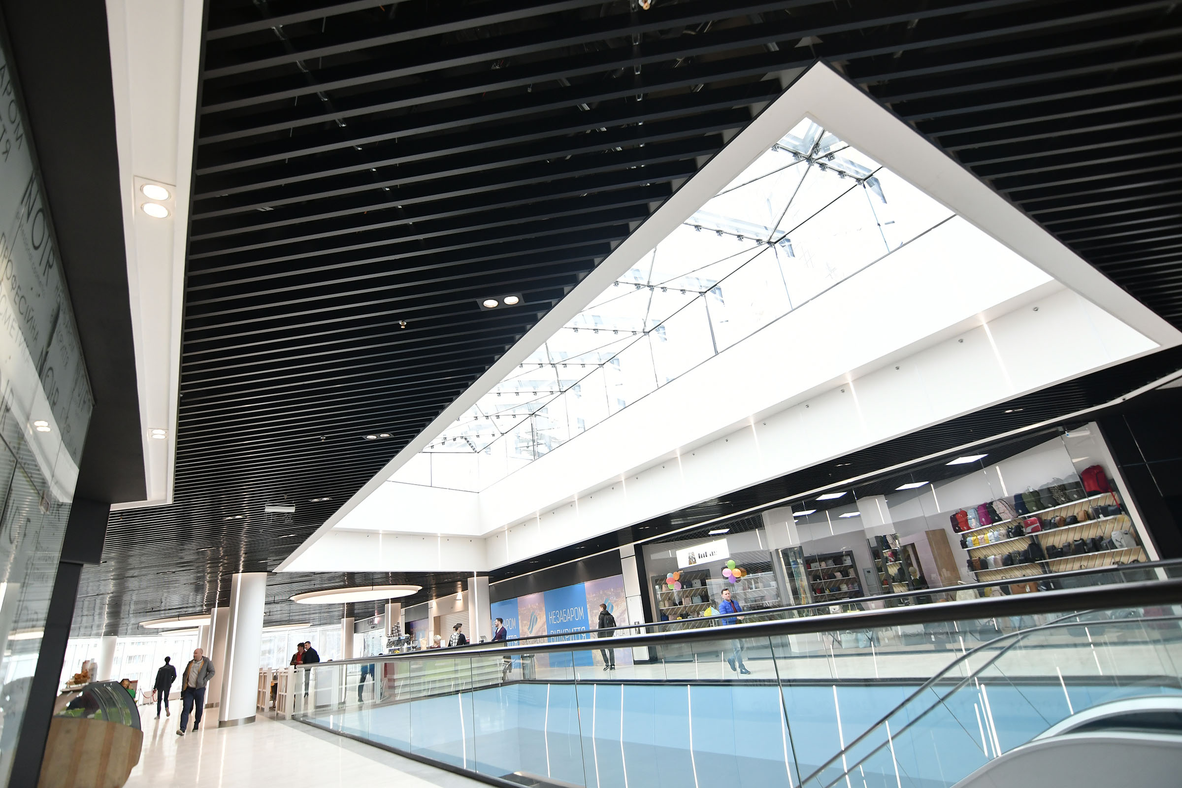 Cube-shaped suspended ceiling made of Kraft rail in shops and shopping centers 7