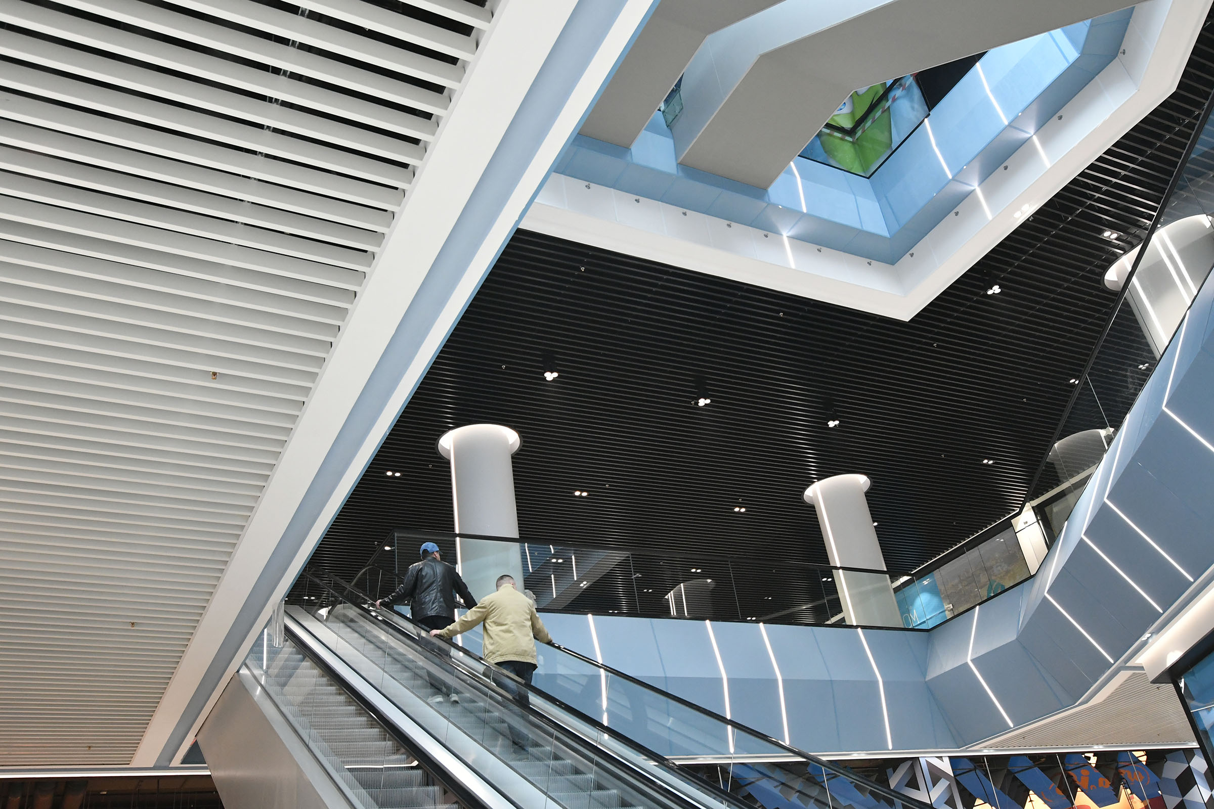 Cube-shaped suspended ceiling made of Kraft rail in shops and shopping centers 8