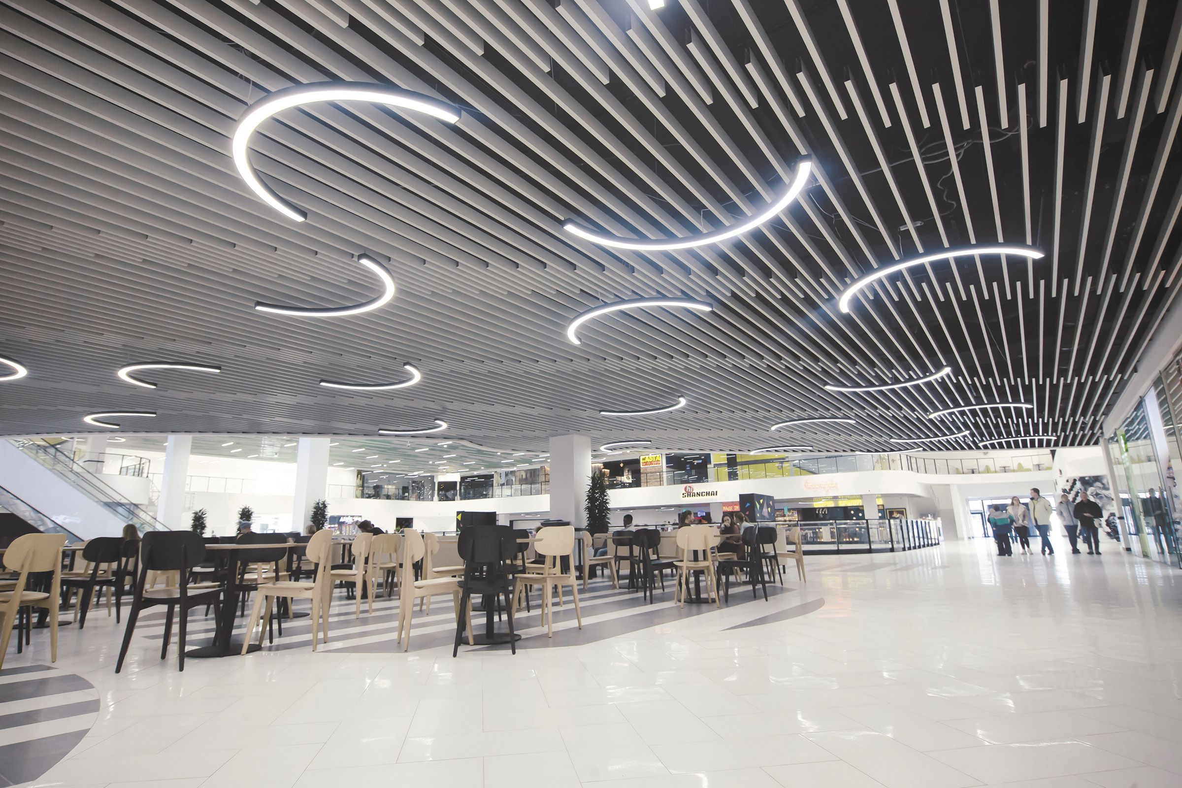 Cube-shaped suspended ceiling made of Kraft rail in shops and shopping centers 13