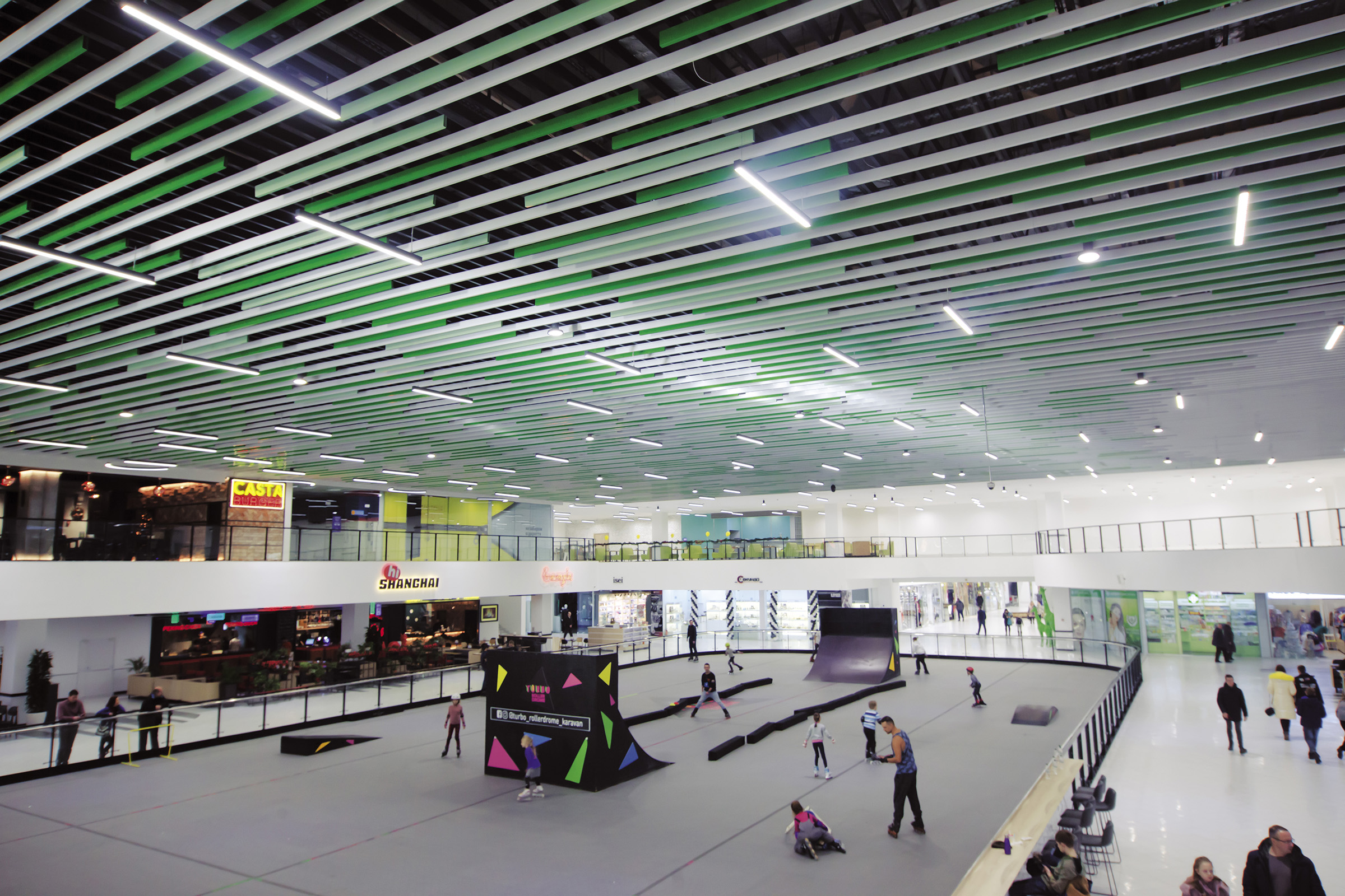 Cube-shaped suspended ceiling made of Kraft rail in shops and shopping centers 14