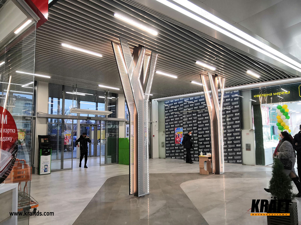 Cube-shaped suspended ceiling made of Kraft rail in shops and shopping centers 16