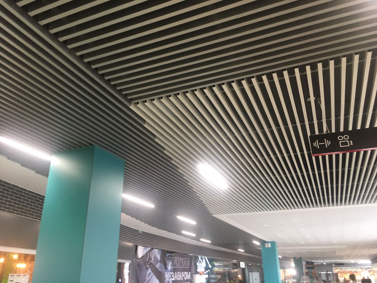 Cube-shaped suspended ceiling made of Kraft rail in shops and shopping centers 18