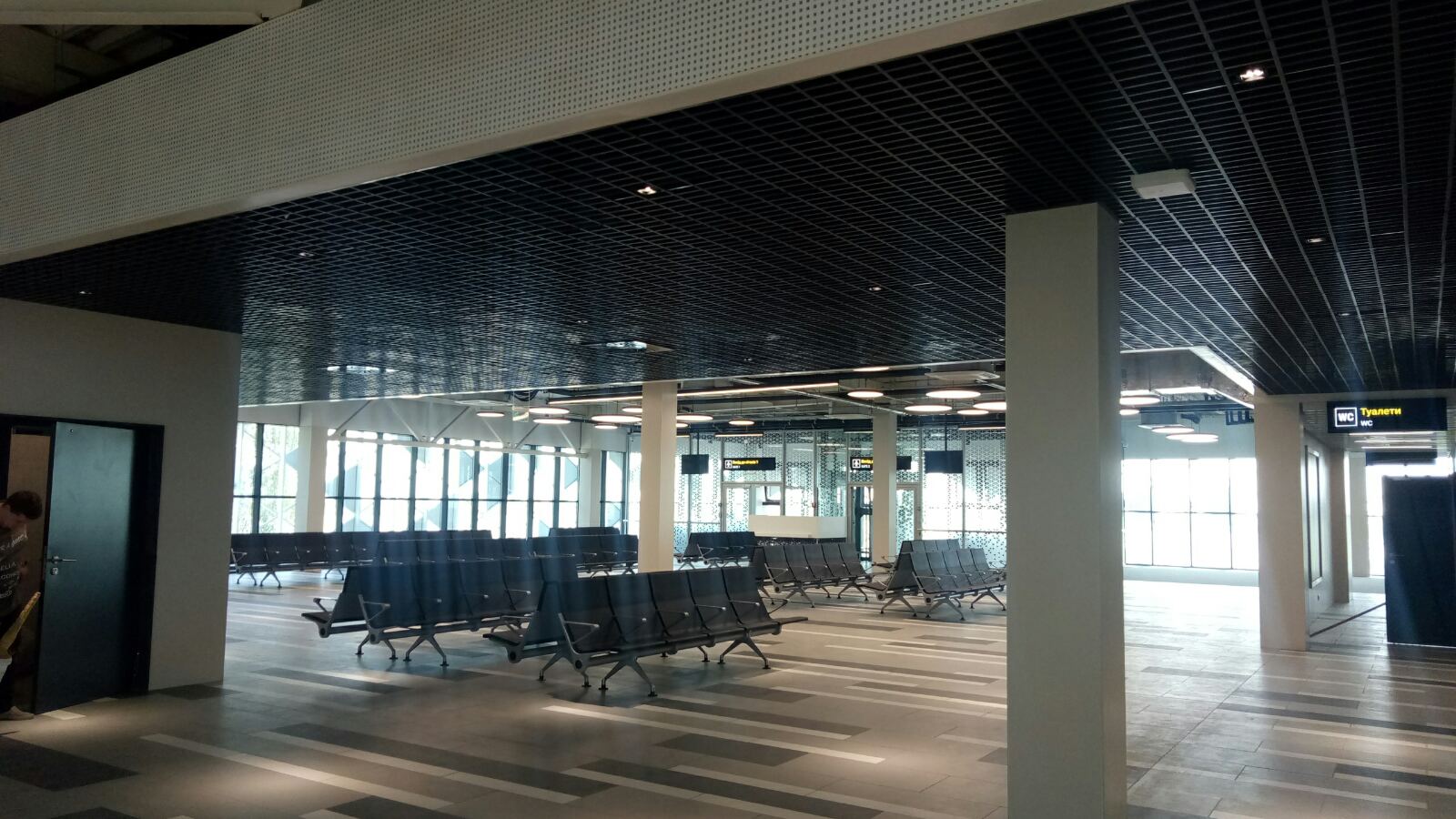 Open cell suspended ceiling grilyato Kraft in airport