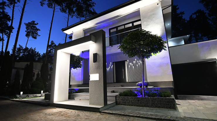 Entrance group from a cube-shaped rail with illumination in a private house (+13 photos)