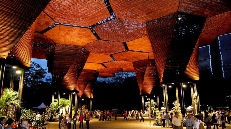 Orquideorama, Medellin – цветы из металла и реечный потолок