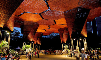 Orquideorama, Medellin – цветы из металла и реечный потолок