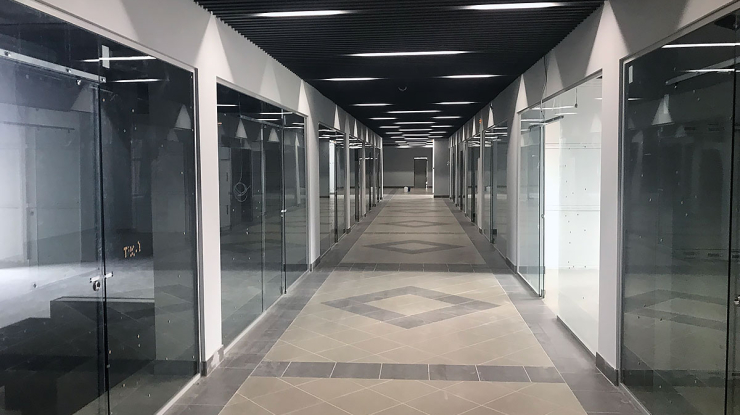 Потолок из пластинчатой рейки +LED в ТРЦ ParksMall (9 фото)