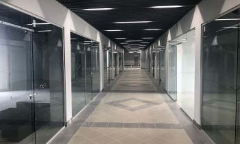 Потолок из пластинчатой рейки +LED в ТРЦ ParksMall (9 фото)