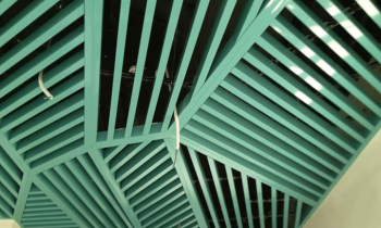 Bir tasarım projesinde yeşil renkli KRAFT Baffle asma tavan kullanımı