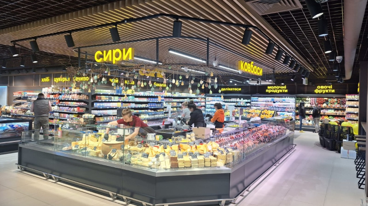 Новий об'єкт з двоярусною стелею з рейки та грильято